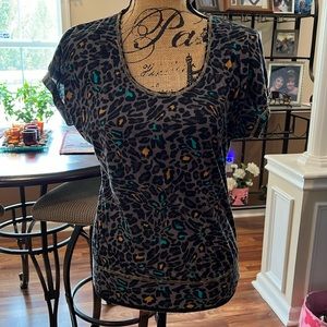No size tag please reference pics…cute and unique leopard print tee shirt